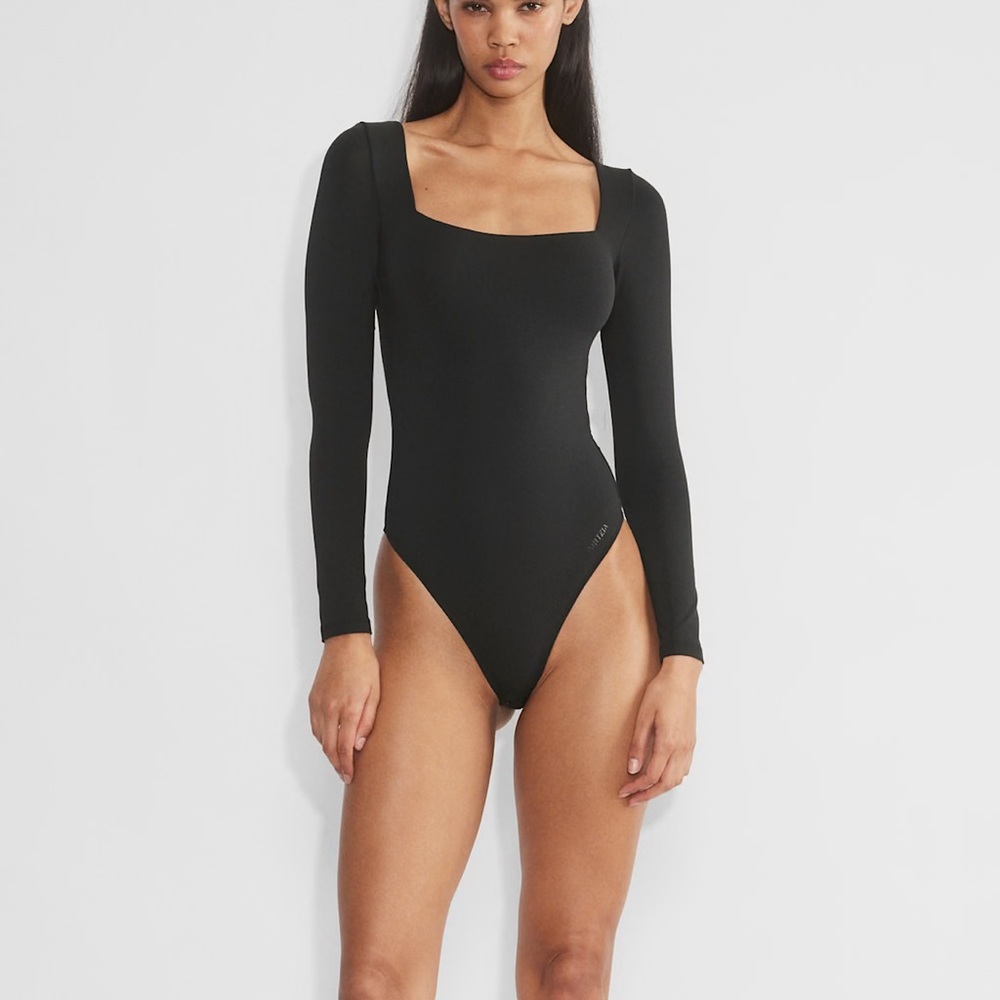 Aritzia “babaton” Contour Squareneck Longsleeve Bodysuit